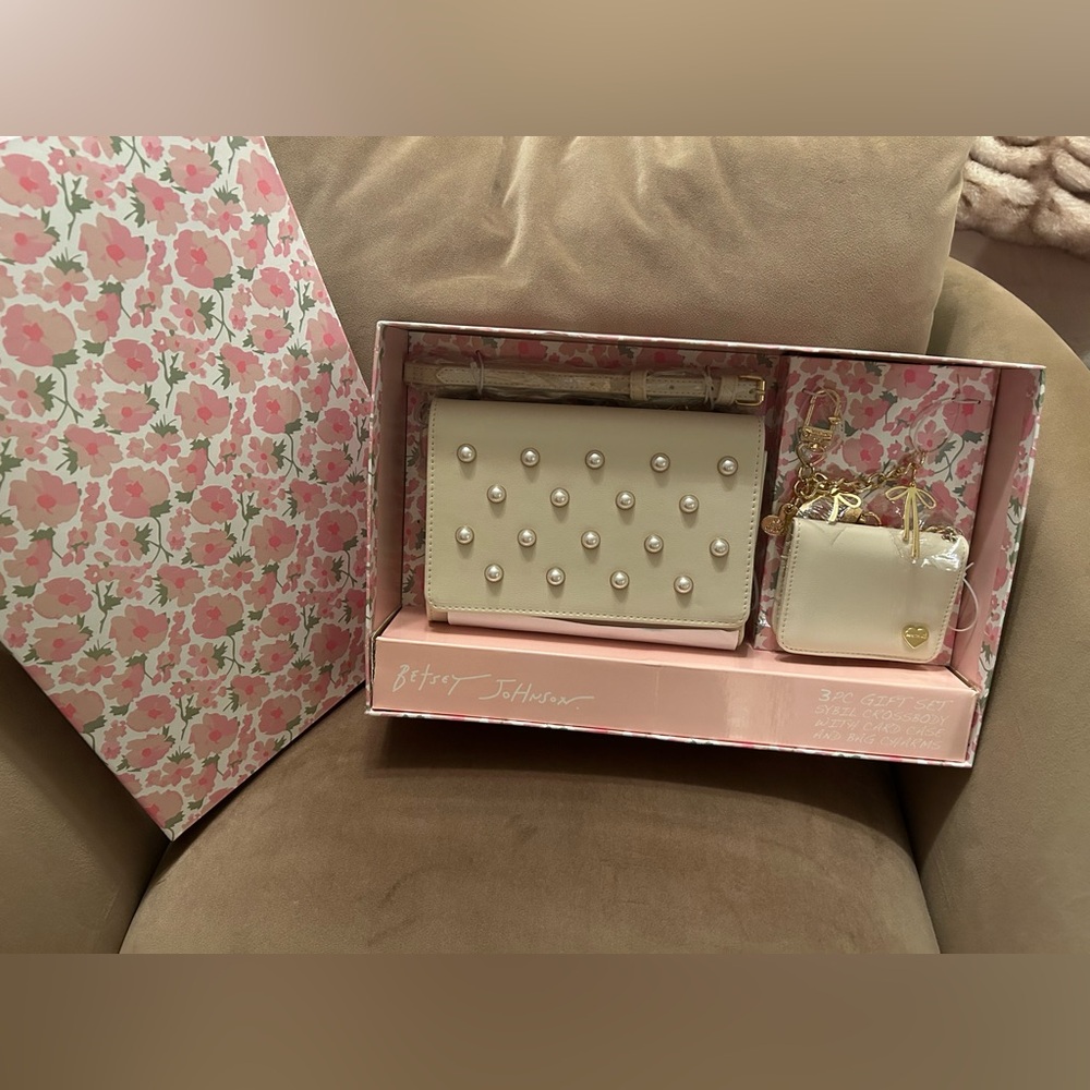 *New* Betsey Johnson Cream and Pearl 3 Piece Gift Set - Picture 3 of 16